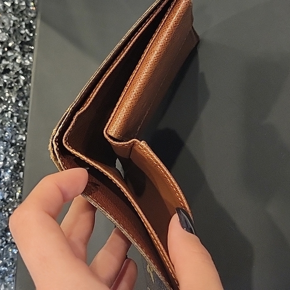 LOUIS VUITTON Monogram Wallet - Picture 9 of 11